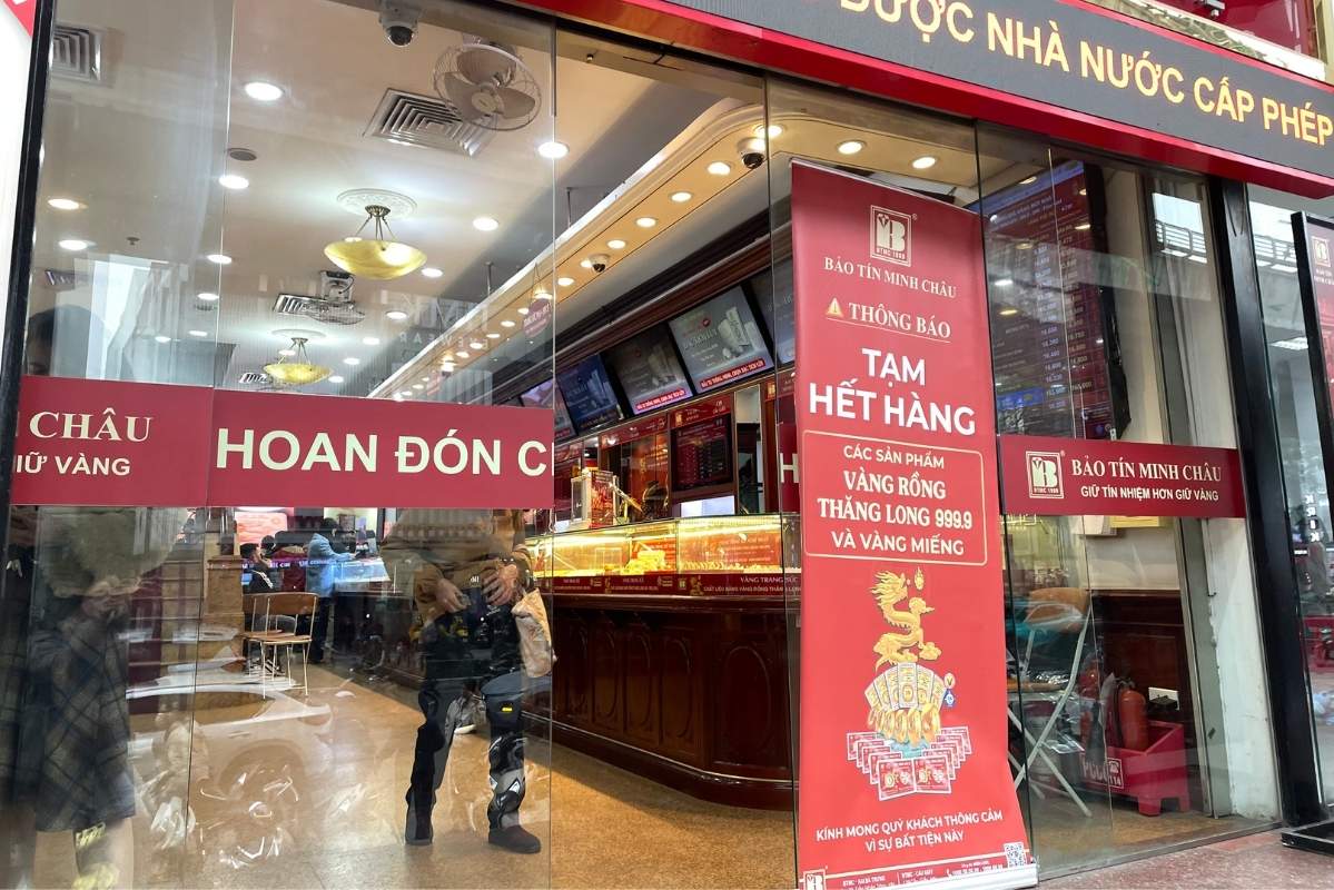 Gold prices plummeted, but stores temporarily stopped selling. Photo: Ha Linh