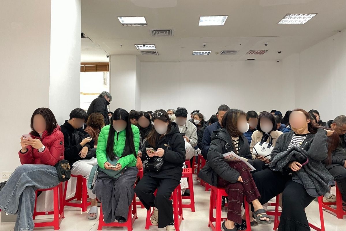 Giá vàng giảm sâu, lượng người xếp hàng ngồi chờ giao dịch mua vào tấp nập. Ảnh: Hạ Linh 