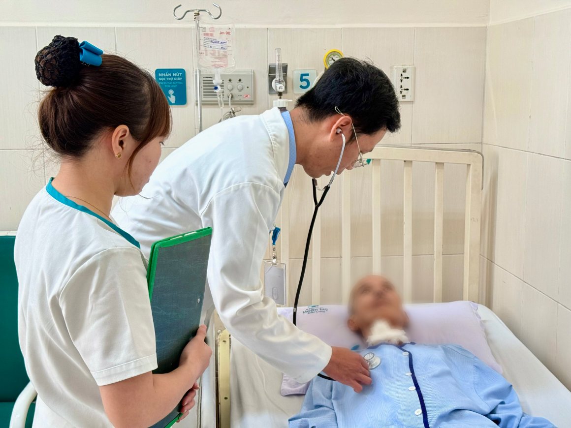 Cụ ông N.V.H nhập viện trong tình trạng khò khè, khó thở tăng dần sau khi ăn cá và bị sặc. Ảnh: Bệnh viện cung cấp