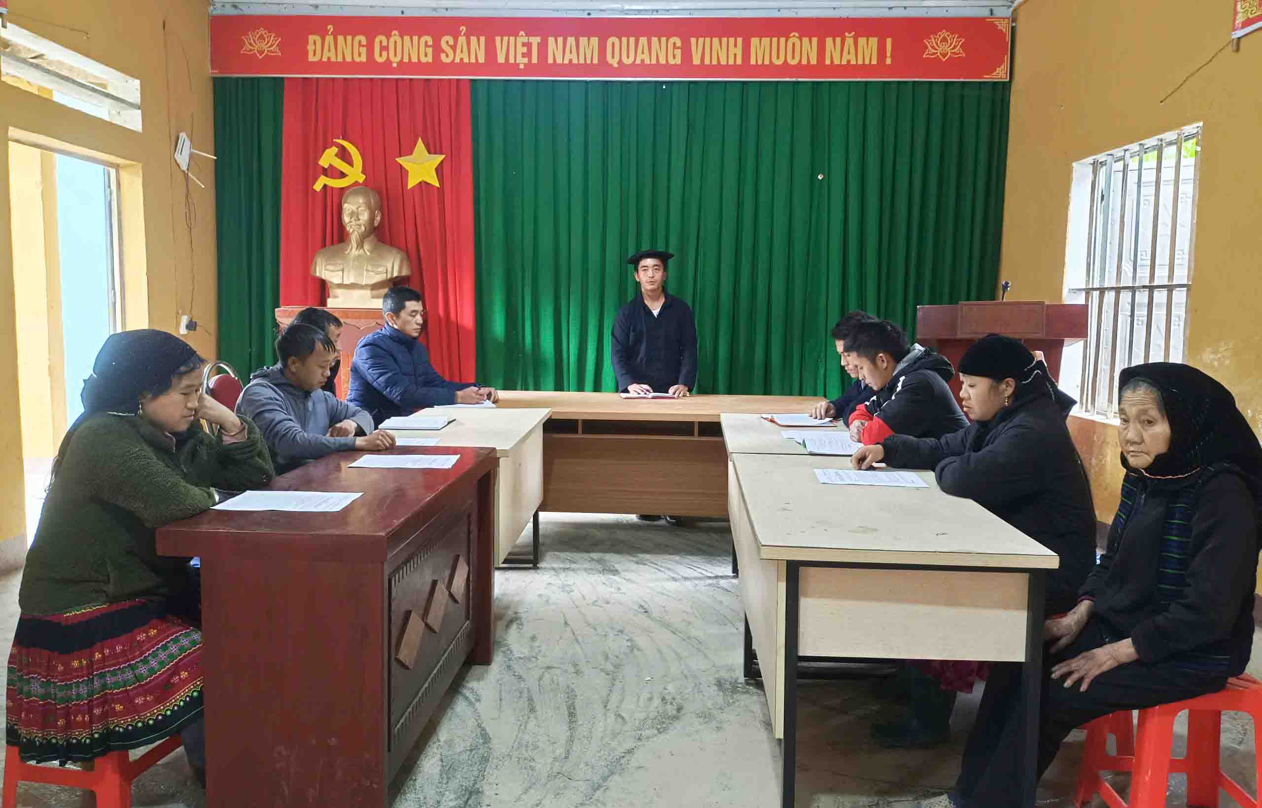 Thông qua các cuộc họp thôn, Bí thư Chi bộ Thò Mí Xá tuyên truyền vận động người dân xóa bỏ hủ tục, phát triển kinh tế, xóa đói giảm nghèo. Ảnh: Minh Giàng.