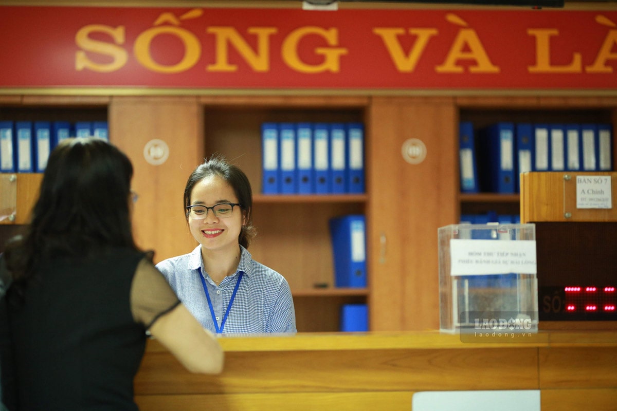 Người hưởng chế độ hưu trí ở TPHCM được tặng quà Tết 1,8 triệu đồng. Ảnh: Hải Nguyễn.
