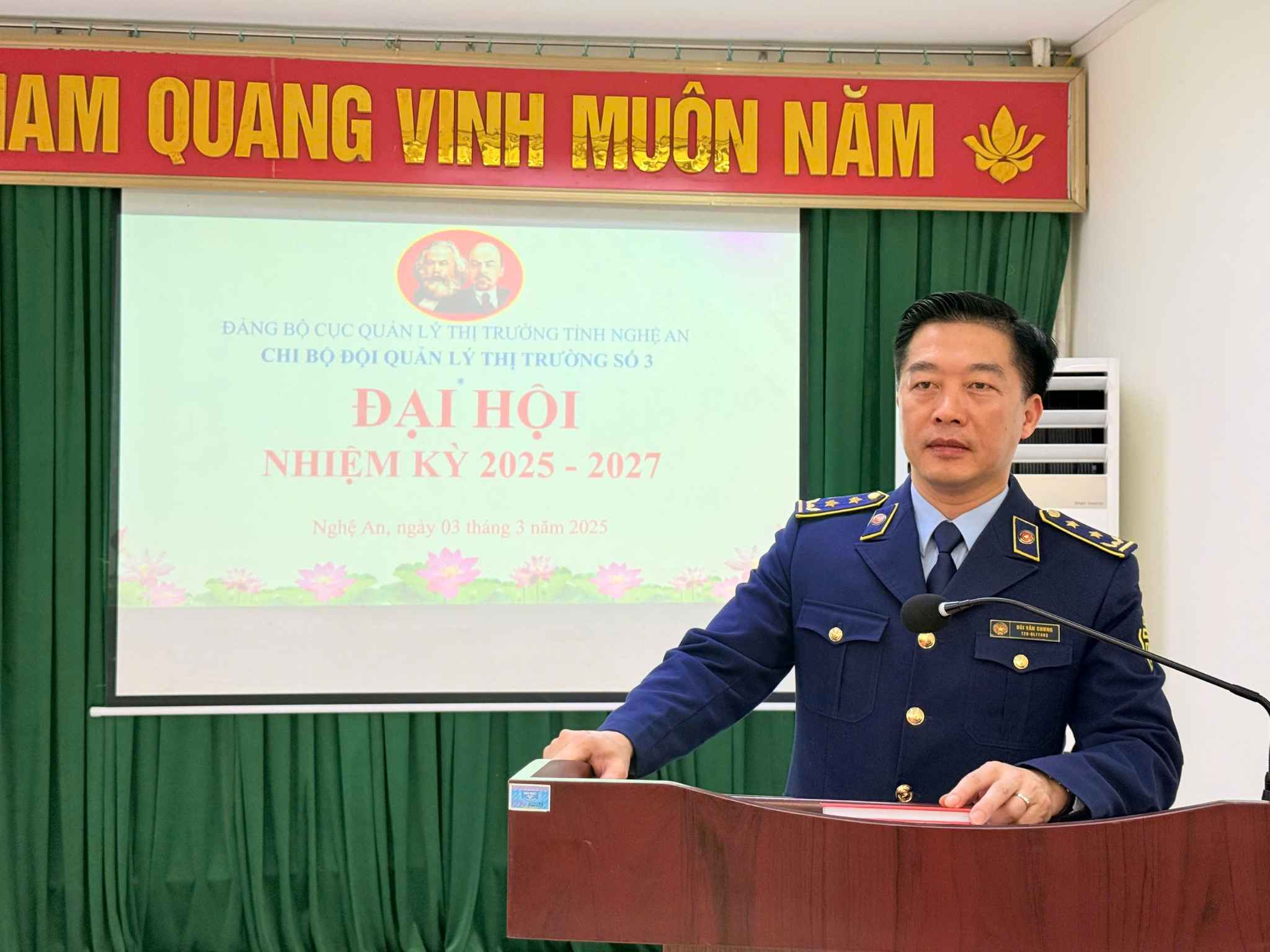 Đồng chí Bùi Văn Chung - Bí thư Chi bộ, Đội trưởng Đội Quản lý thị trường số 11 (Chi cục QLTT Nghệ An). Ảnh: Ngọc Anh