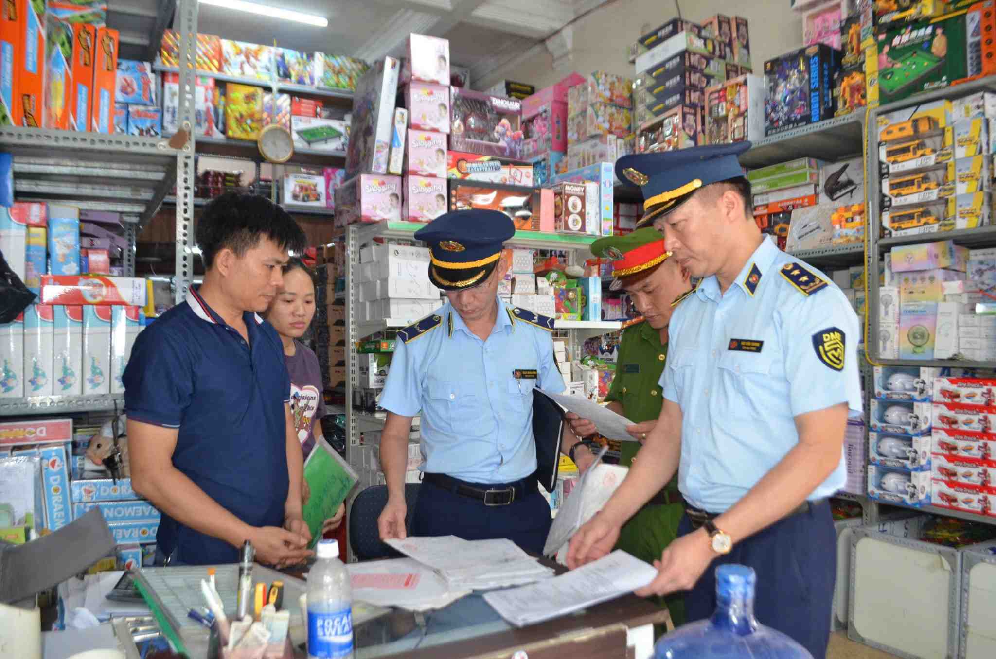 Đồng chí Bùi Văn Chung (đứng ngoài cùng bên phải) phối hợp kiểm tra hồ sơ, hàng hóa tại một cơ sở kinh doanh trên địa bàn Nghệ An. Ảnh: Ngọc Anh 