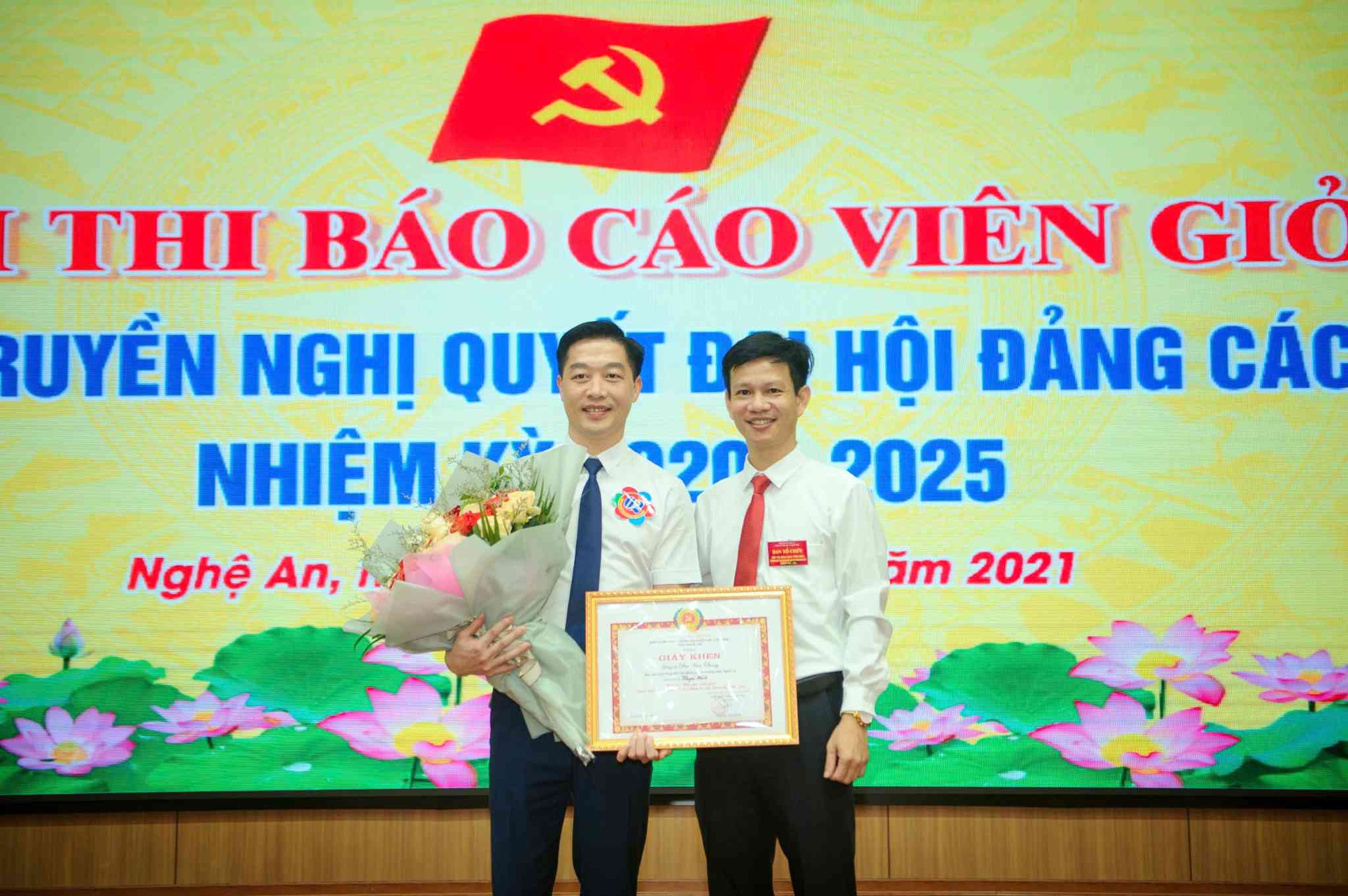 Đồng chí Bùi Văn Chung được khen thưởng tại Hội thi Báo cáo viên giỏi, ghi nhận kết quả nổi bật trong công tác tuyên truyền, xây dựng Đảng và thực hiện nhiệm vụ chuyên môn. Ảnh: Ngọc Anh