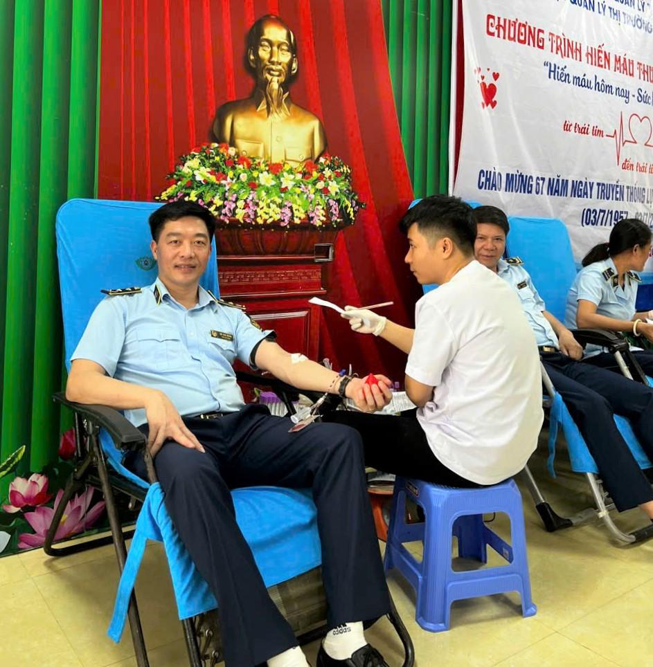 Đồng chí Bùi Văn Chung tham gia hiến máu tình nguyện, hưởng ứng phong trào vì cộng đồng của lực lượng quản lý thị trường. Ảnh: Ngọc Anh