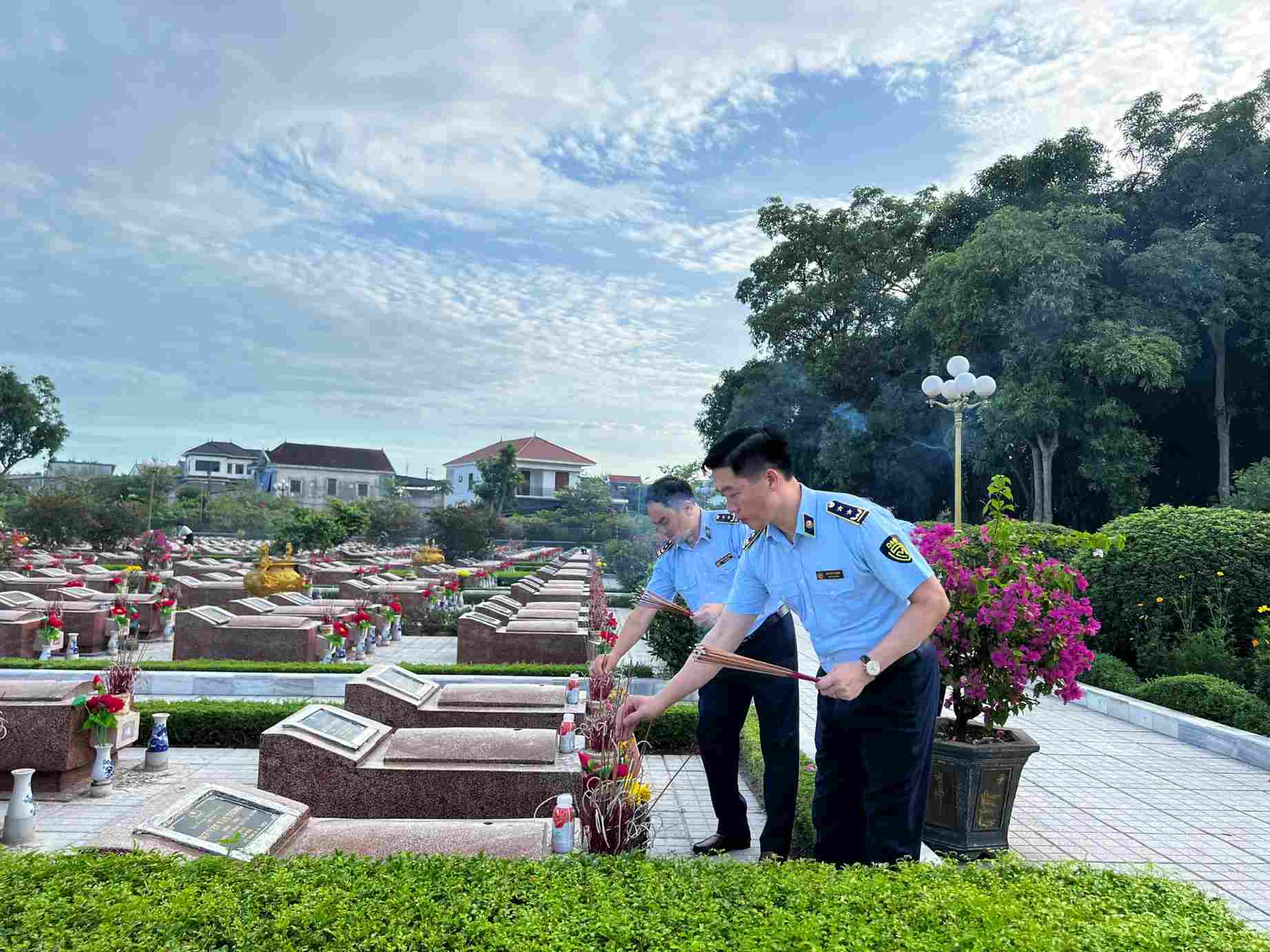 Đồng chí Bùi Văn Chung cùng cán bộ lực lượng quản lý thị trường dâng hương, tưởng niệm các anh hùng liệt sĩ, thể hiện đạo lý uống nước nhớ nguồn và trách nhiệm chính trị của cán bộ, đảng viên. Ảnh: Ngọc Anh