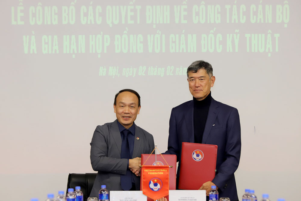 VFF General Secretary Nguyen Van Phu (left) representing VFF signs contract extension with Mr. Koshida Takeshi. Photo: VFF
