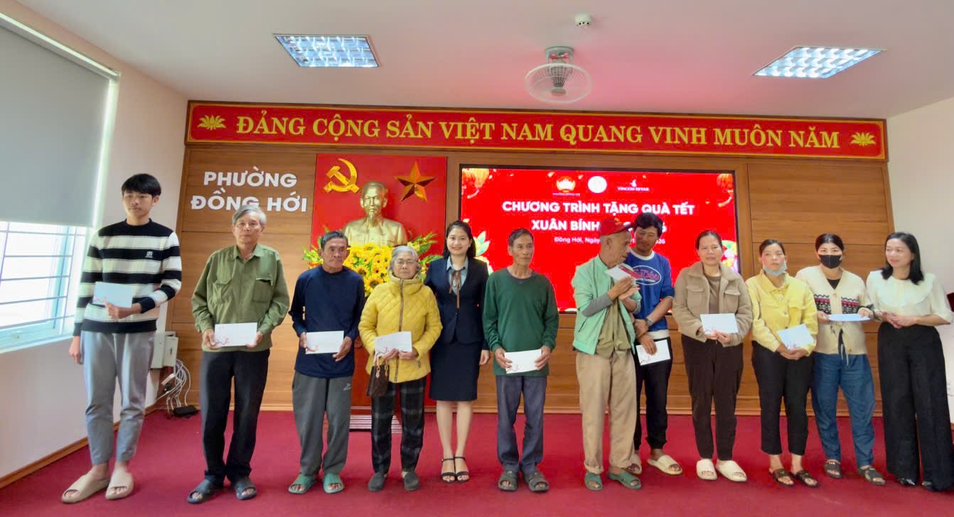 Ward leaders and leaders of Vincom Retail Joint Stock Company present 50 Tet gifts to people. Photo: Dong Hoi Ward Front