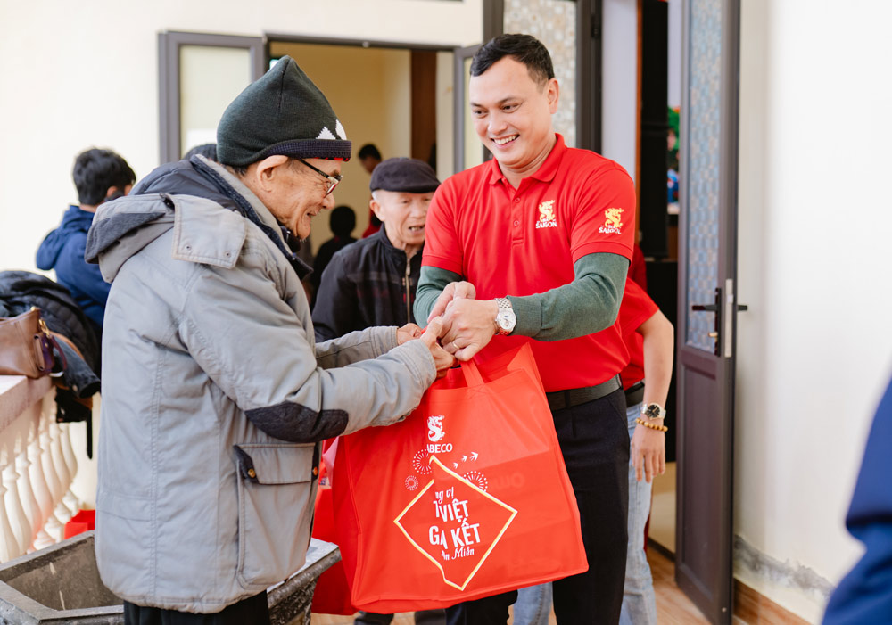 People in Nguyen Binh Khiem commune (Hai Phong) receive gifts with the message "Vietnamese Tet flavor" from SABECO. Photo: Provided by DN