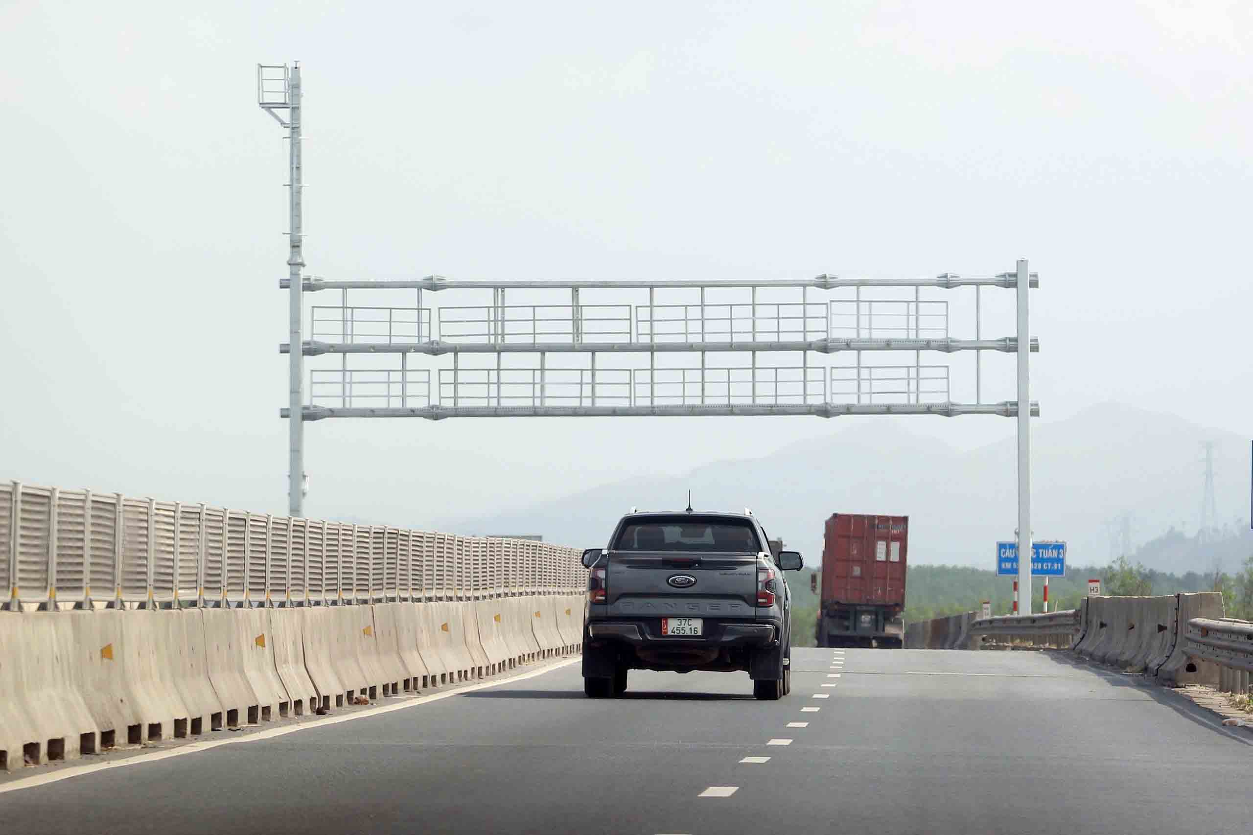 Installing long mon racks on highways in Ha Tinh to hang traffic signs, traffic lights or surveillance cameras. Photo: Tran Tuan
