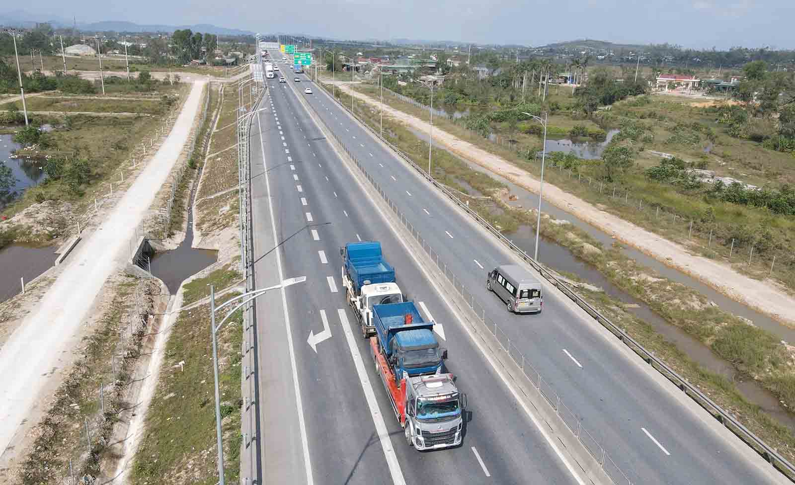 Phương tiện lưu thông trên cao tốc ở Hà Tĩnh. Ảnh: Trần Tuấn.