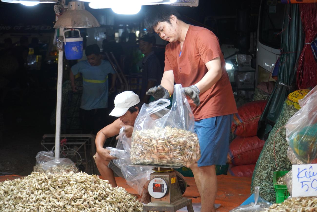 Củ kiệu về chợ đầu mối ở TPHCM nhộn nhịp những ngày cận Tết