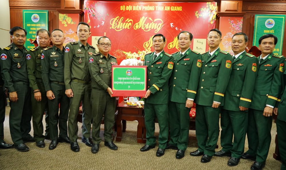 The Director of the Development Department - Cambodian Ministry of National Defense expressed his pleasure at the results achieved by the two sides after a year of cooperation in protecting sea and island border sovereignty, as well as helping each other in border area economic development. Photo: Tien Vinh