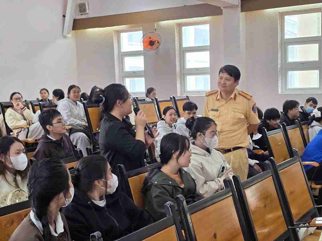 Khanh Hoa Traffic Police Department disseminates laws to students. Photo: Traffic Police Department
