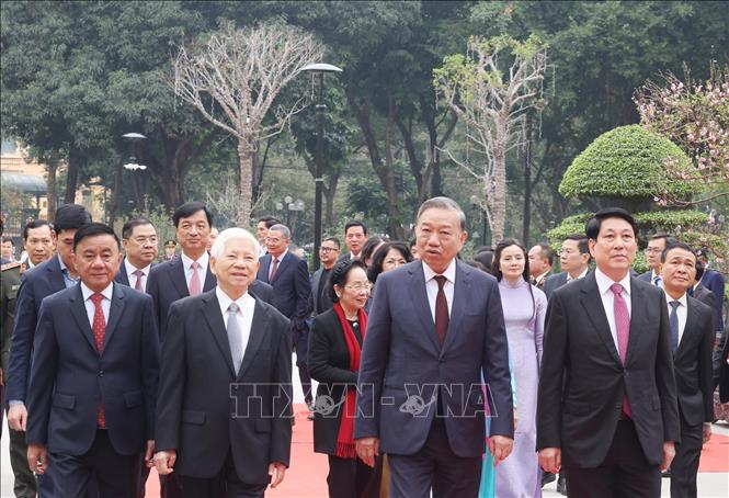 Tổng Bí thư Tô Lâm, Chủ tịch nước Lương Cường, Thường trực Ban Bí thư Trần Cẩm Tú cùng các lãnh đạo, nguyên lãnh đạo Đảng, Nhà nước tới dự buổi lễ. Ảnh: TTXVN