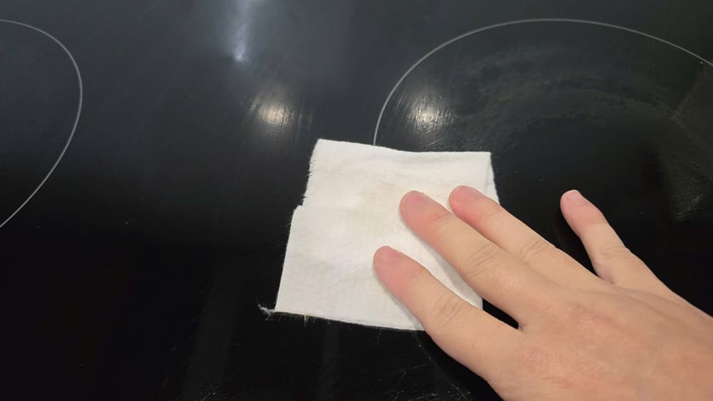 Một vài bí quyết giúp các bà nội trợ loại bỏ các vết dầu mỡ bám trên mặt kính bếp từ khá hiệu quả. Ảnh: Tuấn Đạt