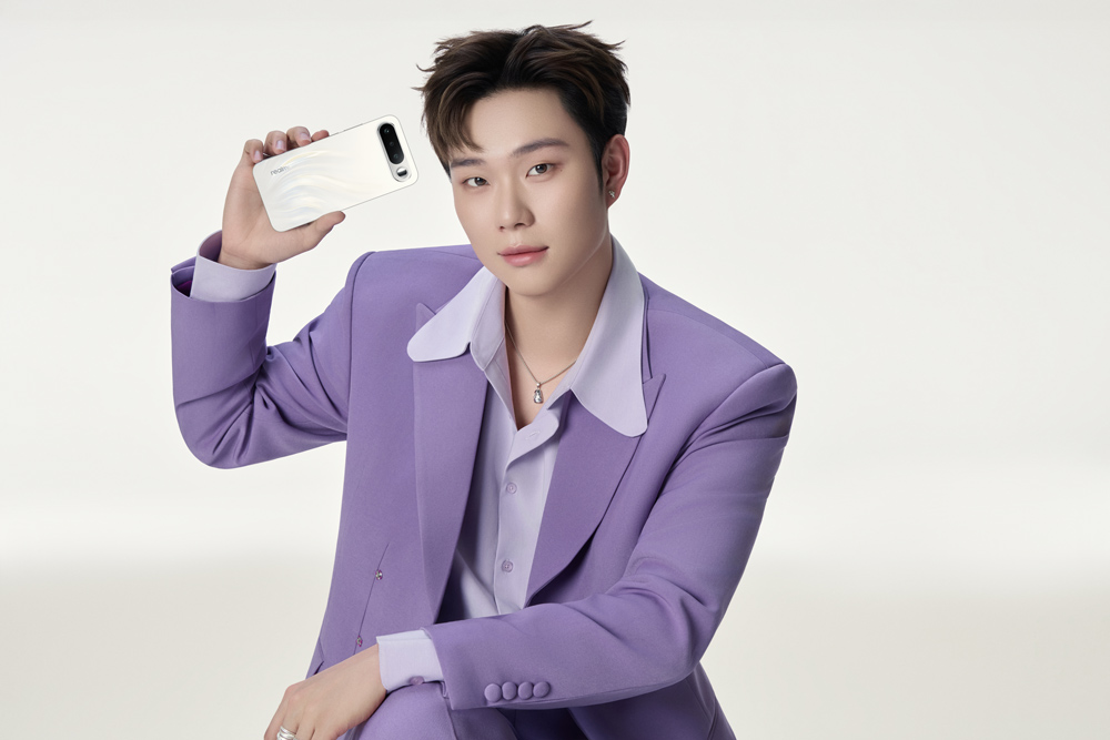 Brand Ambassador Duong Domic introduces the realme 16 5G phone model. Photo: DN provided