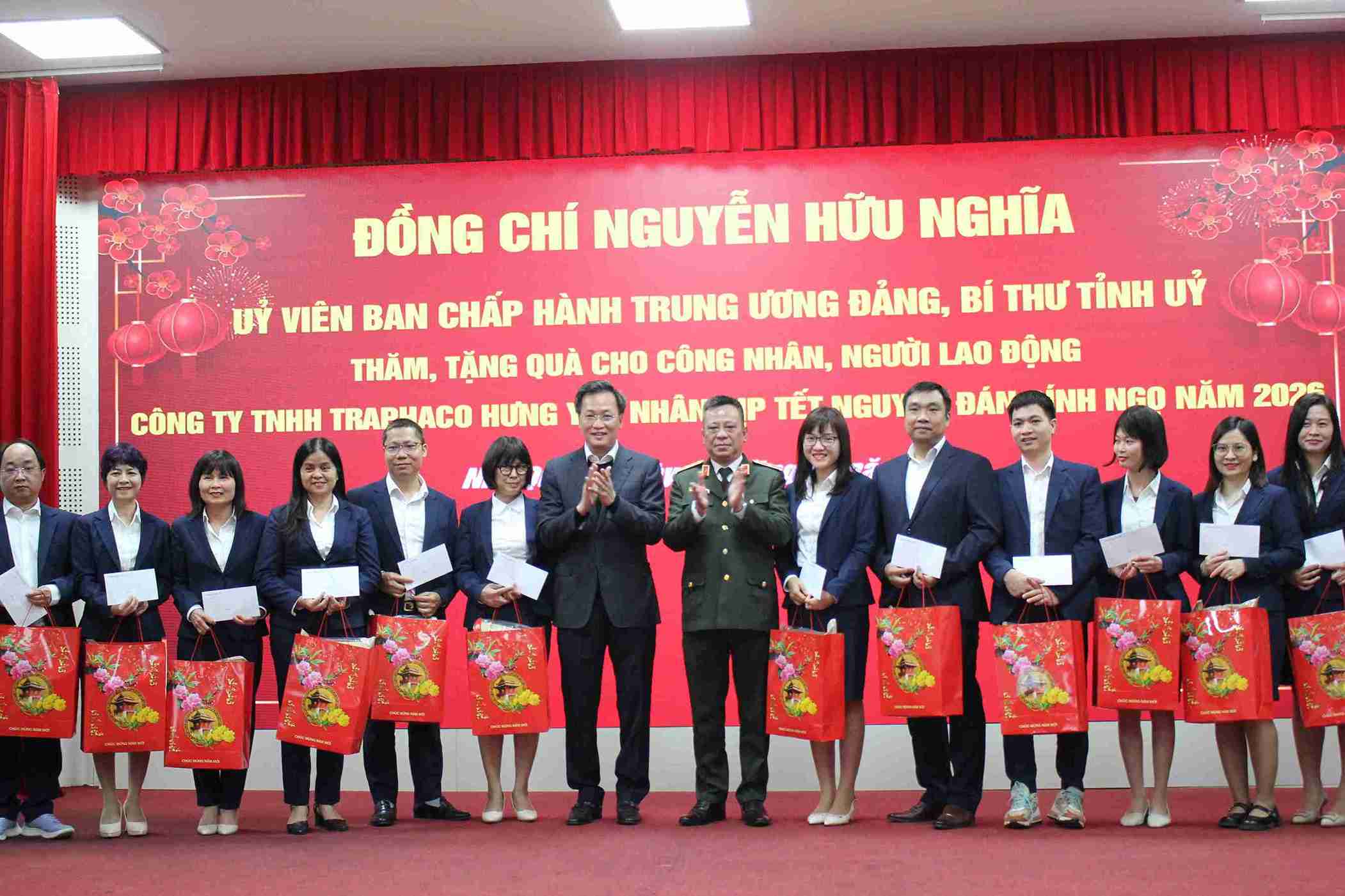 Bí thư Tỉnh ủy Hưng Yên trực tiếp trao quà Tết cho công nhân, người lao động Traphaco. Ảnh: Mai Hương