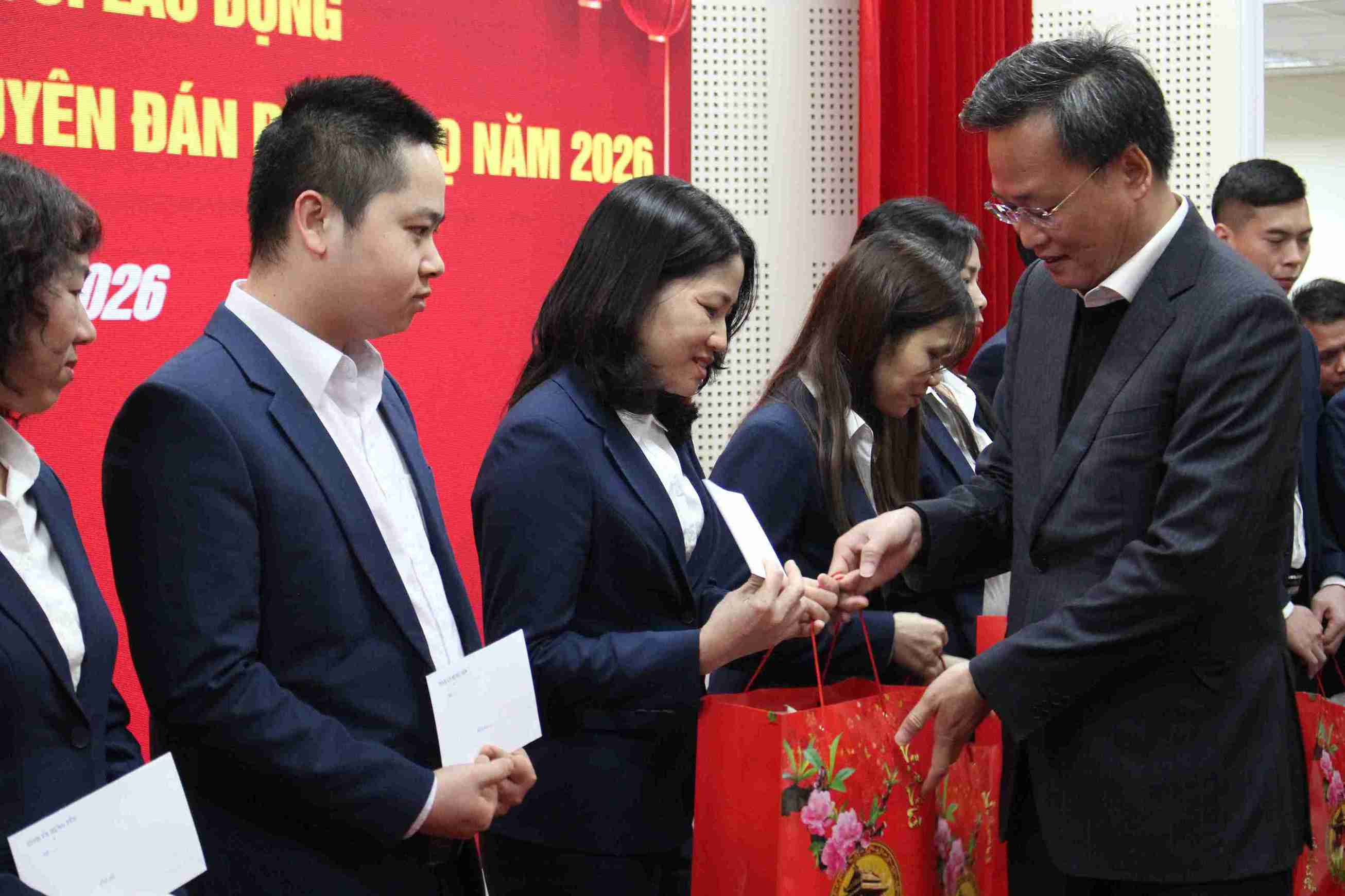 Traphaco Hung Yen workers are excited to receive gifts from provincial leaders. Photo: Mai Huong