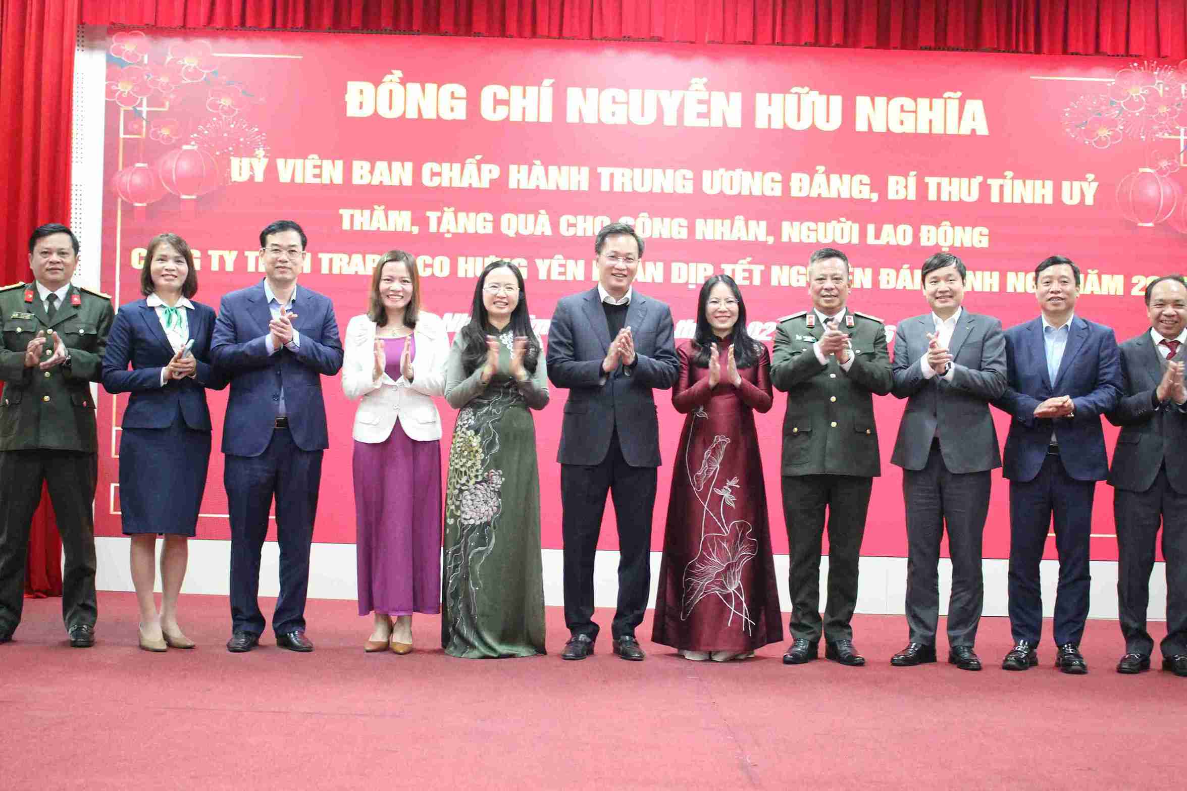 Lãnh đạo tỉnh, Liên đoàn Lao động tỉnh Hưng Yên và lãnh đạo Công ty TNHH Traphaco Hưng Yên tại chương trình. Ảnh: Mai Hương 