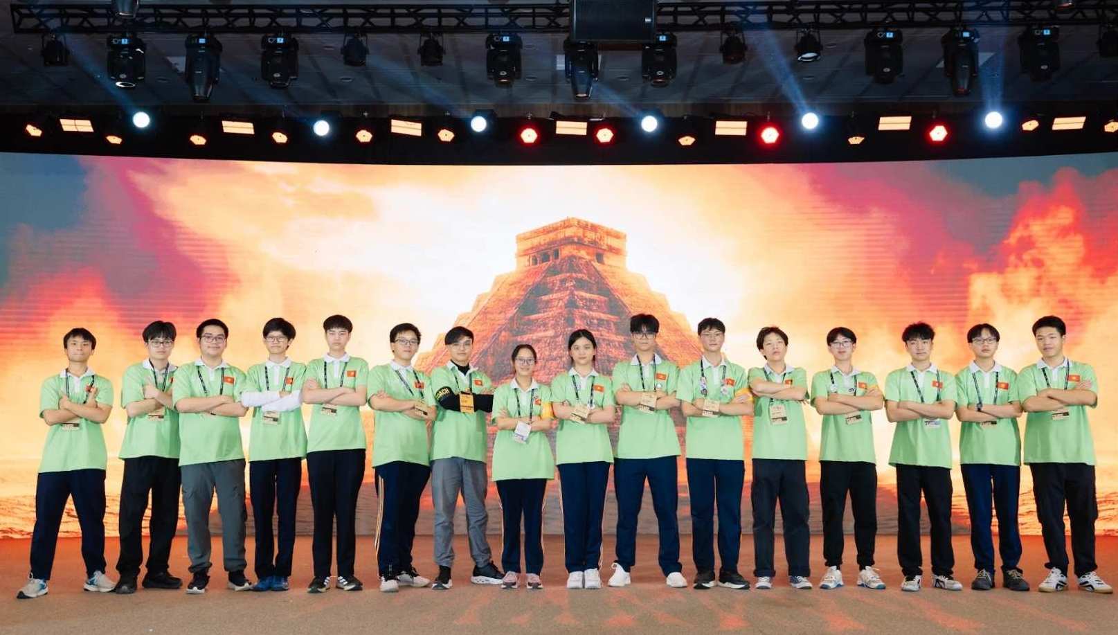 Học sinh trường THPT FPT Hà Nội và THPT chuyên Hà Nội - Amsterdam đại diện Việt Nam tham gia đấu trường FTC quốc tế. Ảnh: BTC