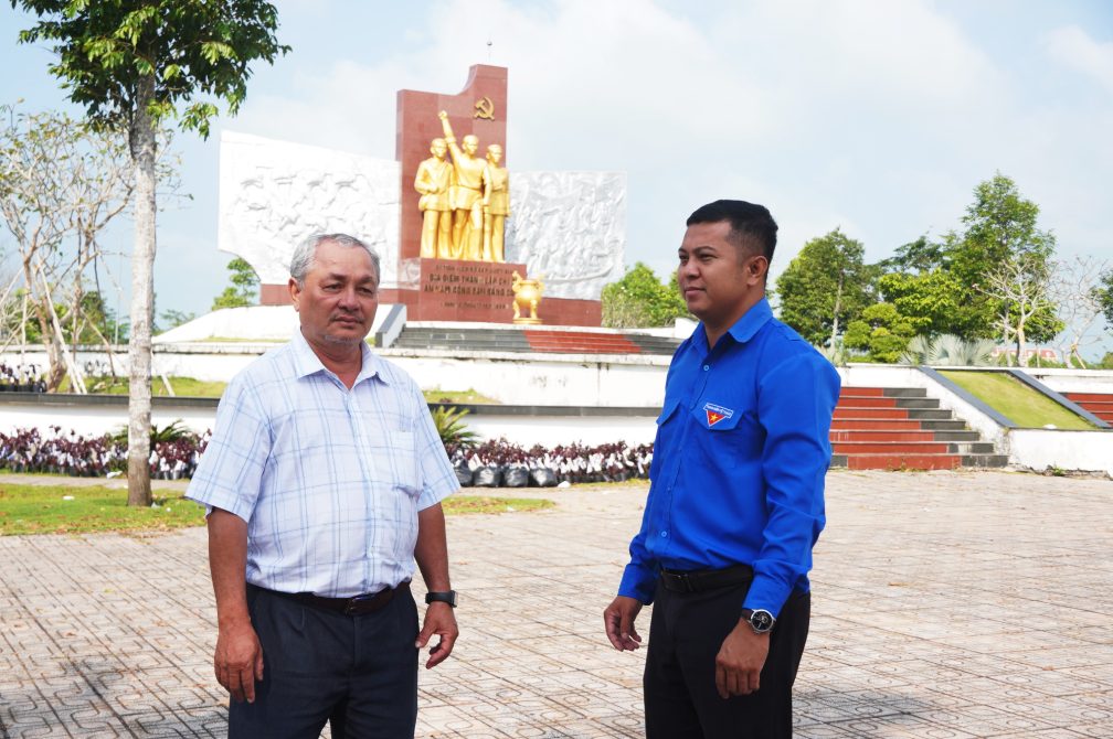 Ông Thạch Sang và anh Nguyễn Khánh Đăng tại Khu Di tích Chi bộ An Nam Cộng sản Đảng. Ảnh: Tạ Quang