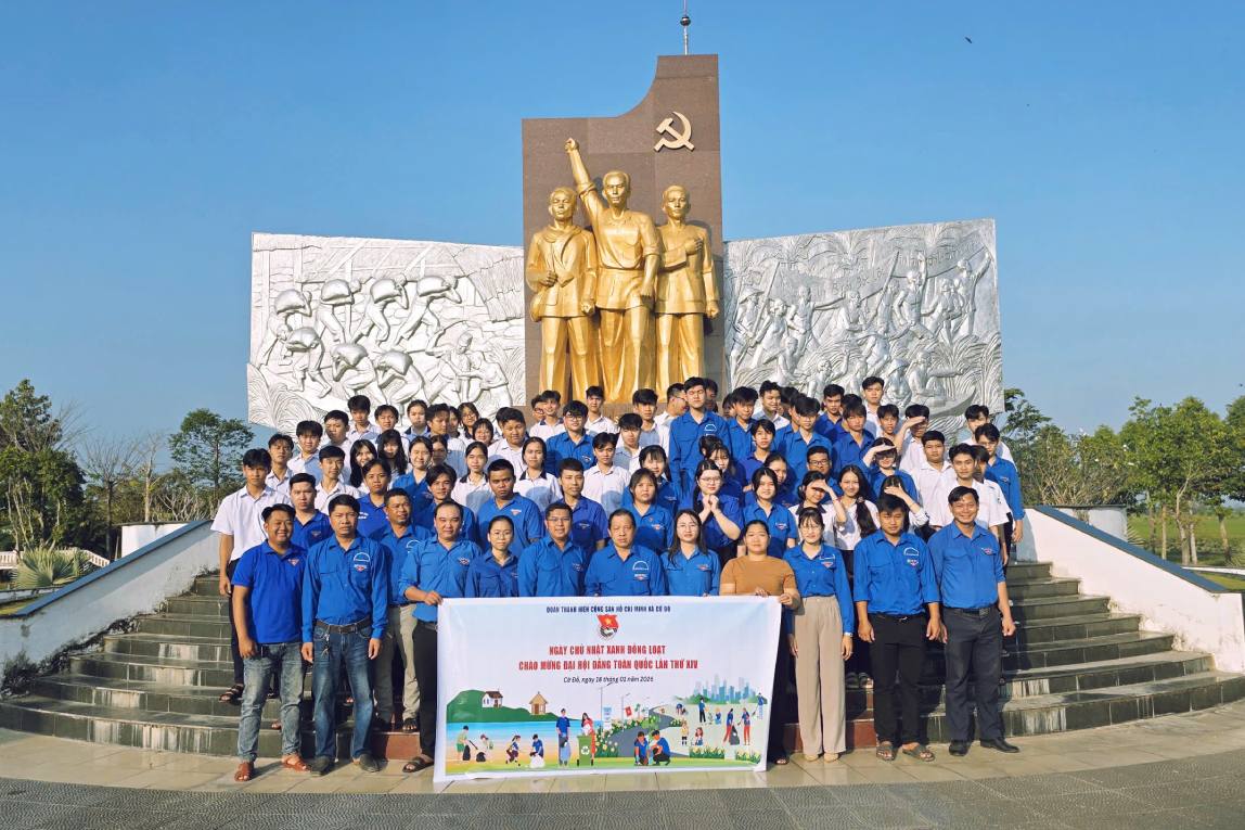 Đoàn Thanh niên tham gia vệ sinh khu di tích. Ảnh: Khánh Đăng