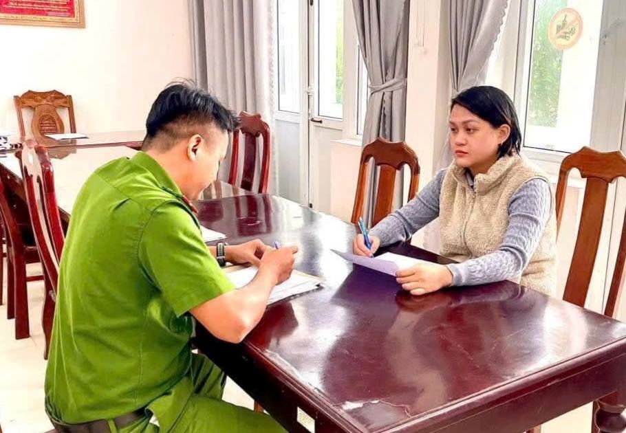 Da Nang police help a woman receive back 450 million VND mistakenly transferred. Photo: Da Nang City Police