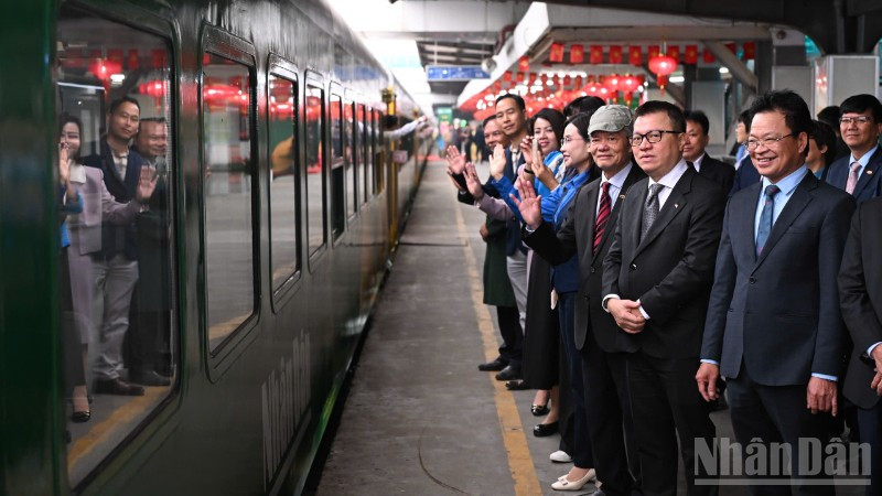 "Chuyến tàu hạnh phúc" chính thức khởi hành từ ga Hà Nội vào sáng 2.2. Ảnh: THÀNH ĐẠT