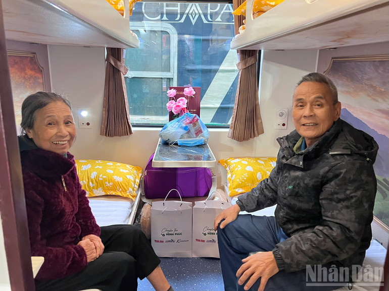 Vợ chồng ông Nguyễn Văn Hùng không giấu nổi niềm vui và xúc động khi được về quê đón Tết trên “Chuyến tàu hạnh phúc“. (Ảnh: YẾN PHƯƠNG)