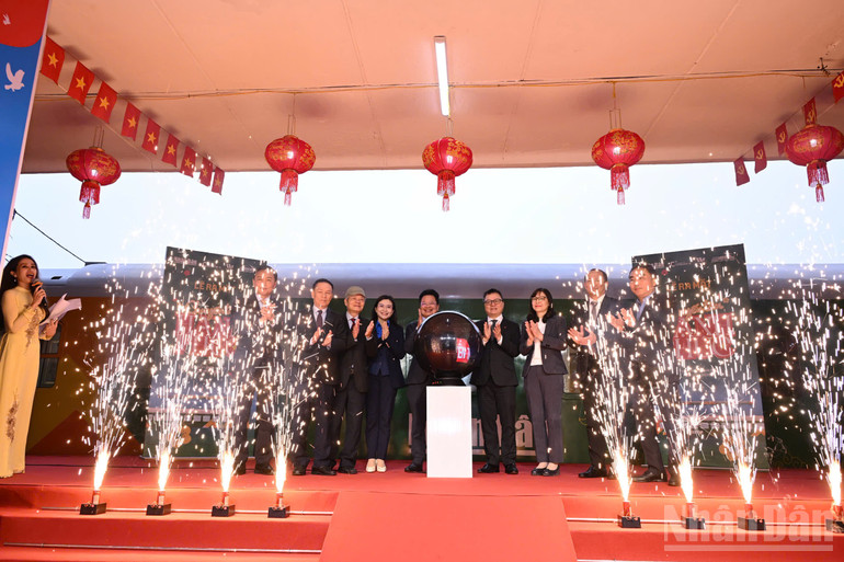 “Chuyến tàu hạnh phúc” được Báo Nhân Dân phối hợp cùng Tổng công ty Đường sắt Việt Nam và Công ty Cổ phần Xây dựng Coteccons triển khai thực hiện.