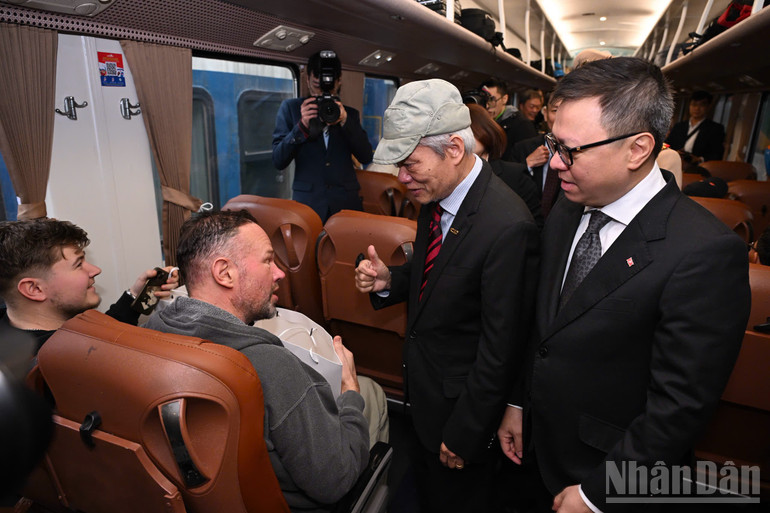 Các hành khách được nhận những phần quà đầy ý nghĩa trên “Chuyến tàu hạnh phúc“.