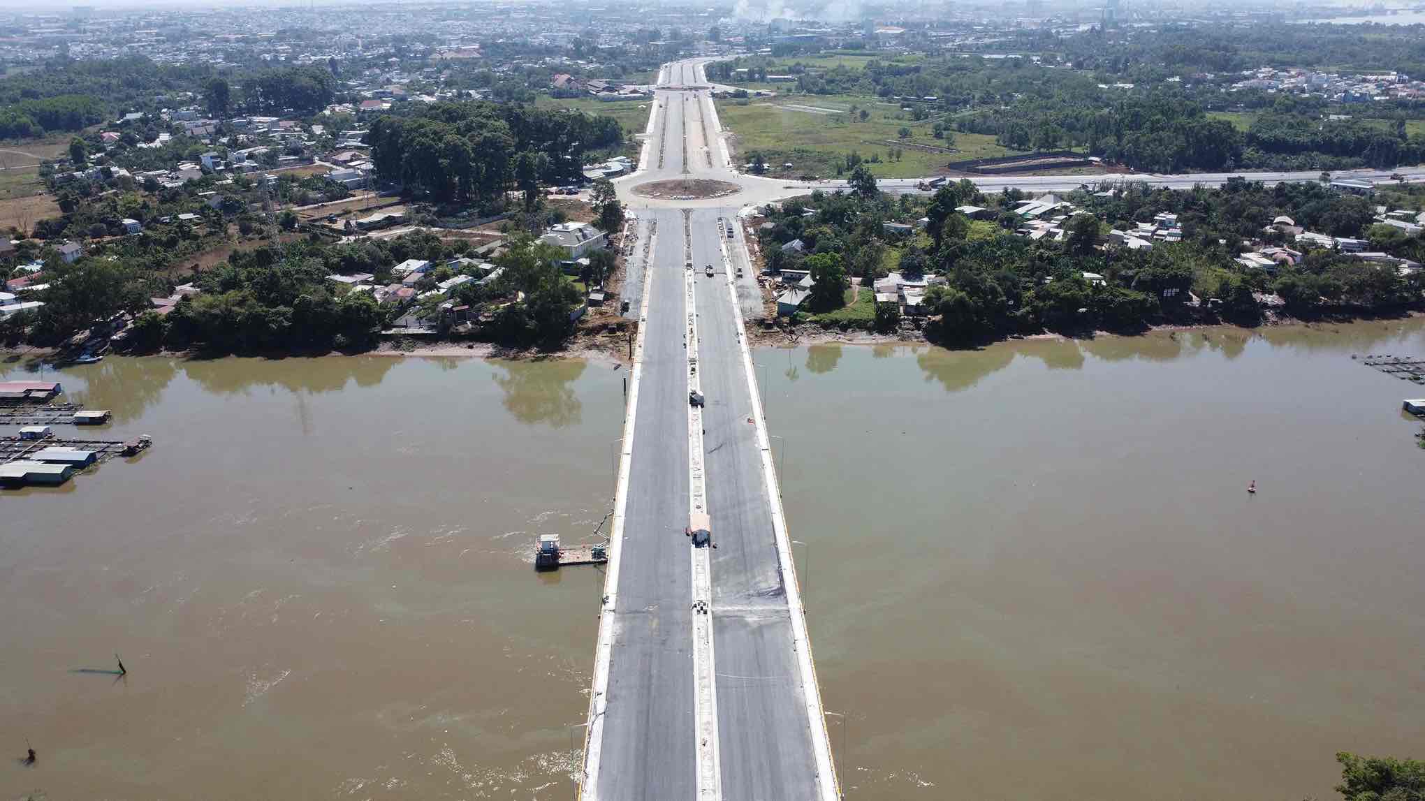 Cầu Thống Nhất kết nối giao thông giúp việc đi lại của người dân Đồng Nai thuận tiện hơn. Ảnh: HAC