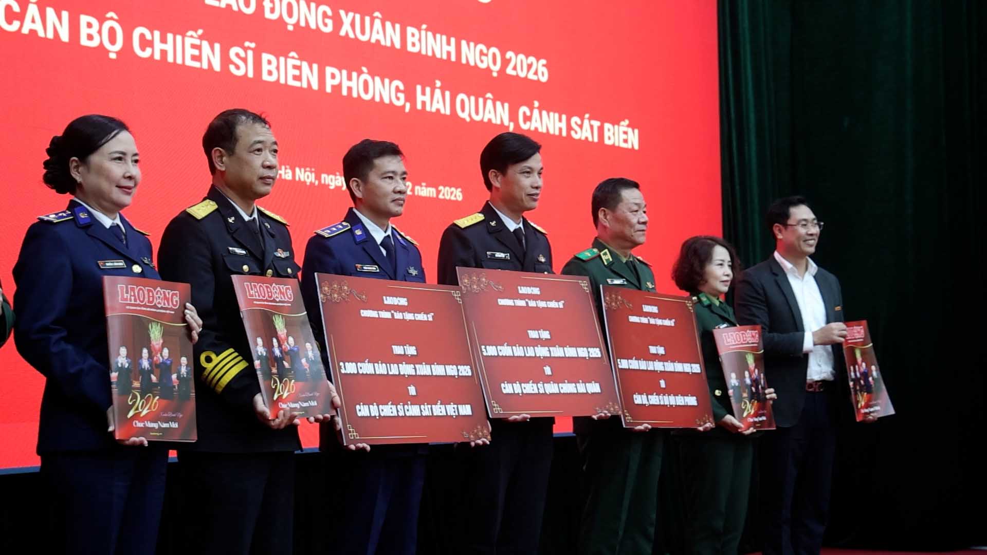 Lao Dong Newspaper brings Tet Newspaper to forces tasked with protecting borders and islands