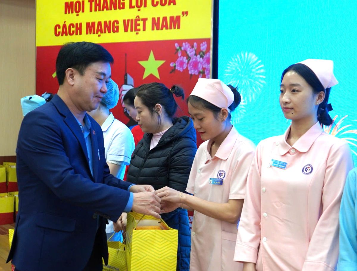 Phó Chủ tịch Thường trực Tổng LĐLĐ Việt Nam Nguyễn Văn Quyết tặng quà đoàn viên. Ảnh: Mai Dung