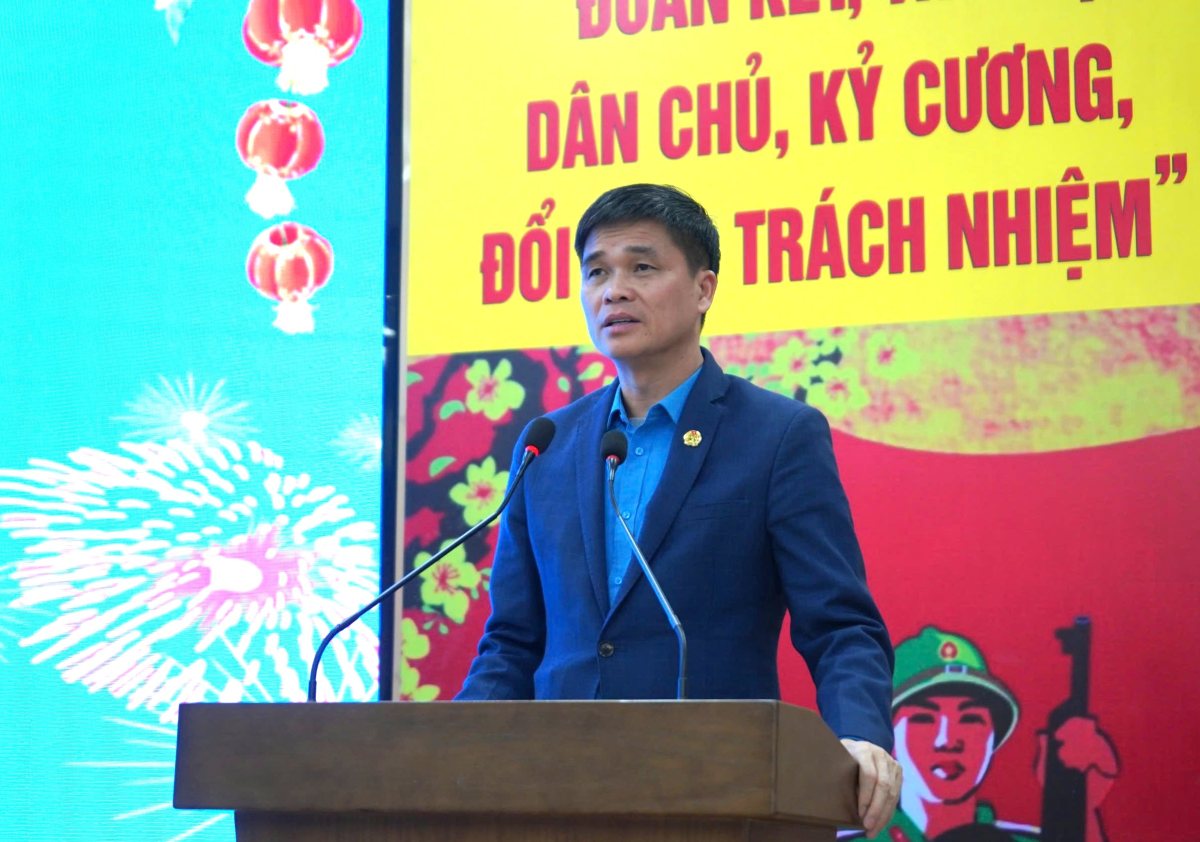 Phó Chủ tịch Tổng LĐLĐ Việt Nam Ngọ Duy Hiểu chúc Tết đoàn viên Bệnh viện Phụ sản Hải Phòng. Ảnh: Mai Dung