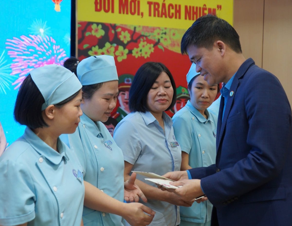 Phó Chủ tịch Tổng LĐLĐ Việt Nam tặng quà đoàn viên Bệnh viện Phụ sản Hải Phòng. Ảnh: Mai Dung