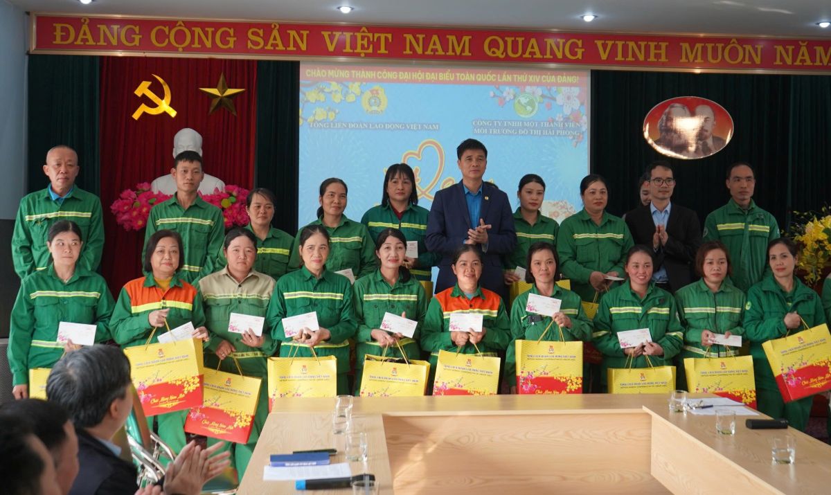 Tổng LĐLĐ Việt Nam trao 50 suất quà Tết tặng đoàn viên Công ty TNHH MTV Môi trường Đô thị Hải Phòng. Ảnh: Mai Dung