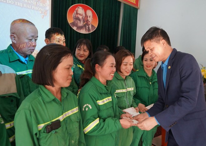 Phó Chủ tịch Tổng LĐLĐ Việt Nam tặng quà Tết công nhân, lao động TP Hải Phòng