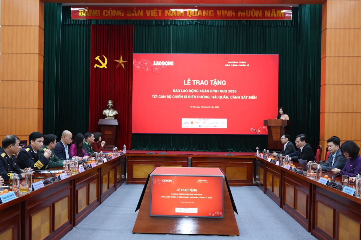 Lễ trao tặng báo Lao động Tết Bính Ngọ 2026 cho các cán bộ, chiến sĩ trong lực lượng Quân đội nhân dân Việt Nam. Ảnh: Hải Nguyễn