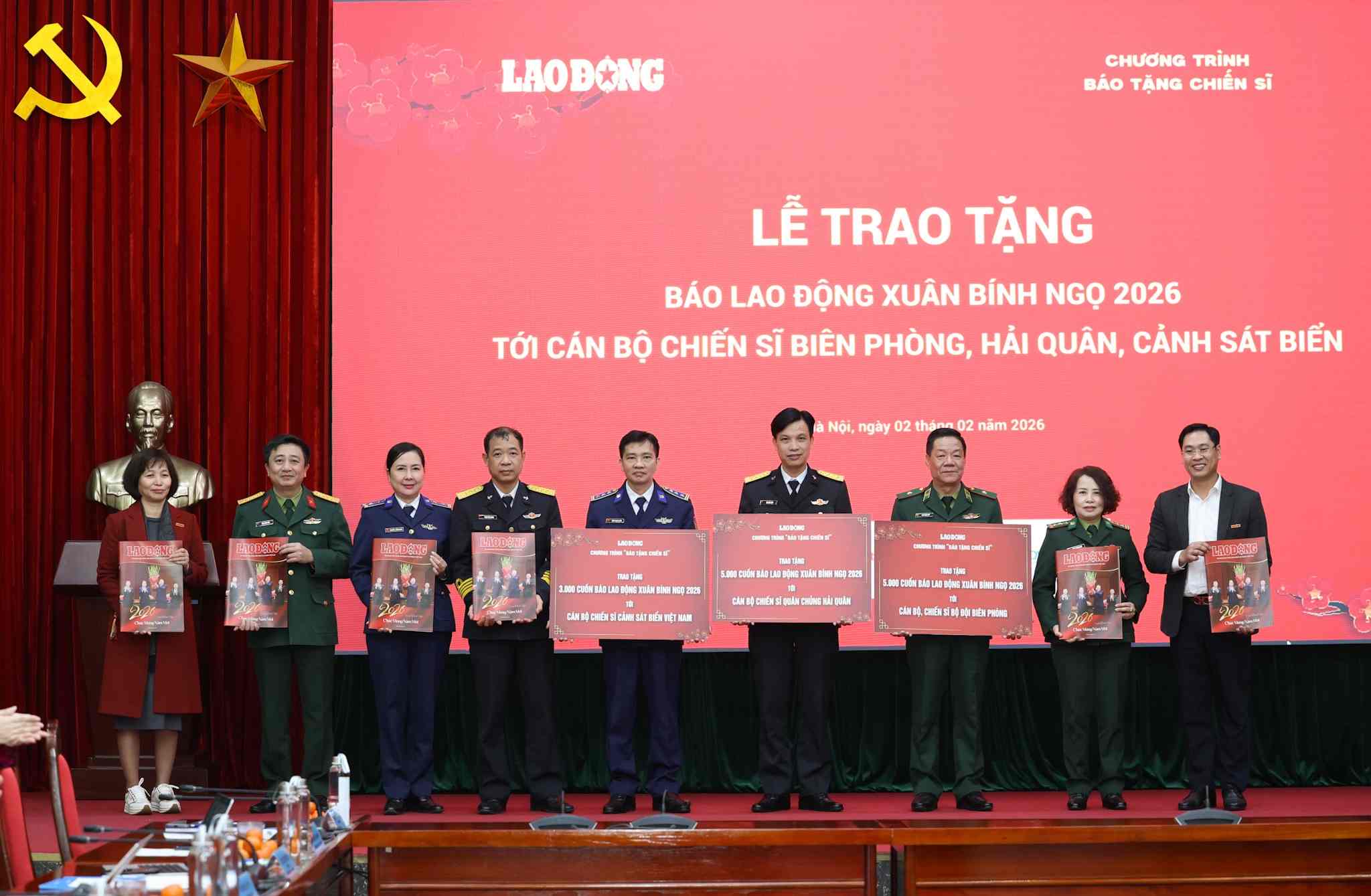 Los líderes del periódico Lao Dong y representantes del Departamento de Propaganda y Capacitación - Departamento General de Política del Ejército Popular de Vietnam entregaron el periódico a representantes de las 3 fuerzas. Foto: Hai Nguyen