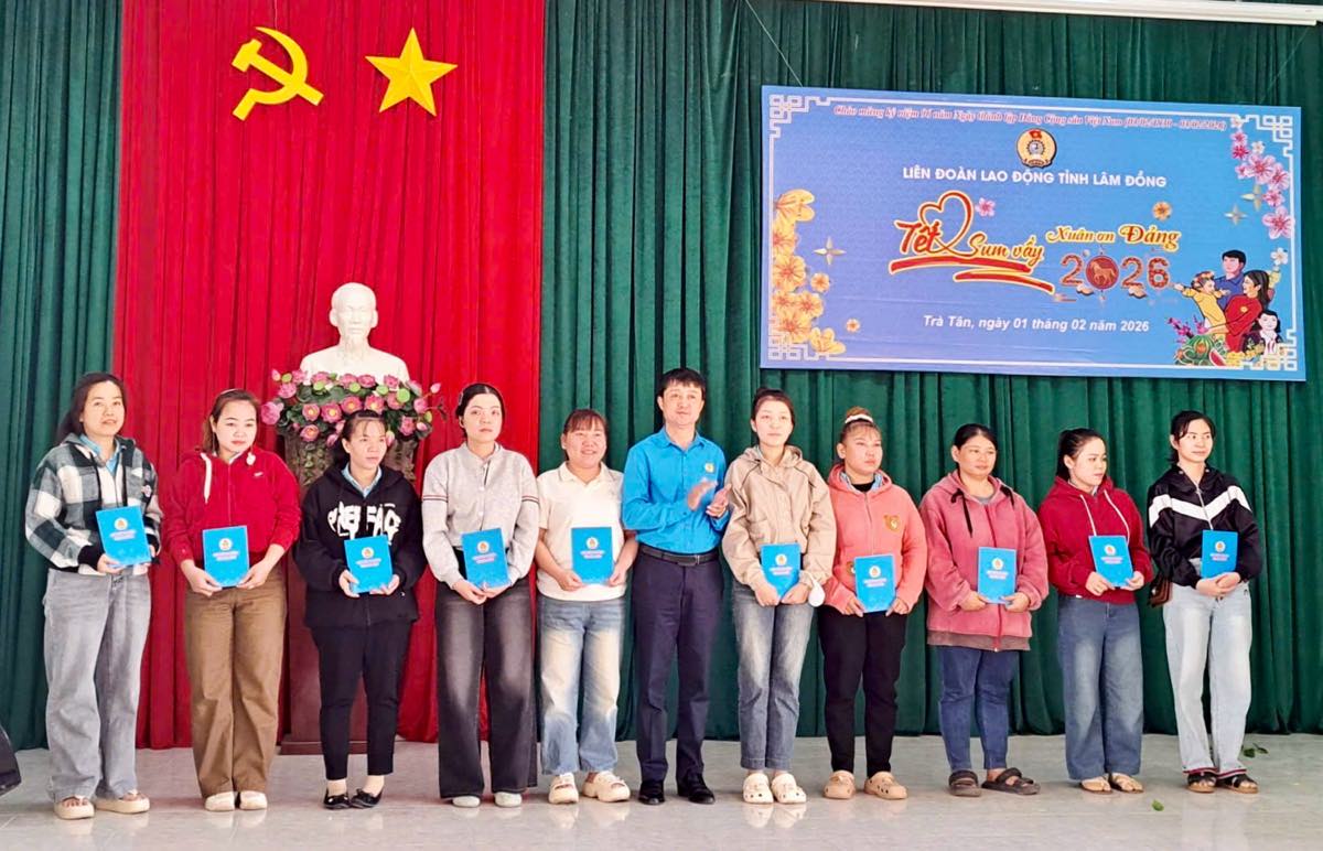 Phó Chủ tịch Thường trực LĐLĐ tỉnh Lâm Đồng Hồ Công Dương trao quà Tết cho công nhân tại xã Trà Tân. Ảnh: Duy Tuấn 