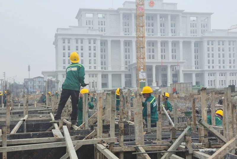 Các công nhân, trang thiết bị máy móc được huy động để triển khai dự án. Ảnh: Việt Hoan