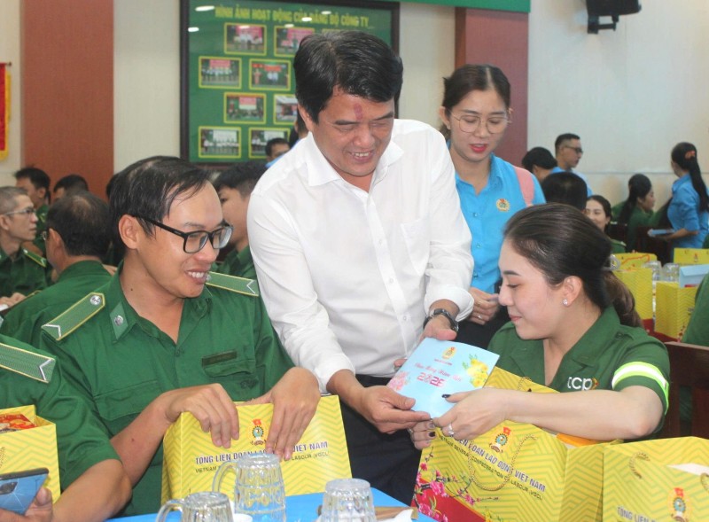Mr. Bui Thanh Nhan - Chairman of the Ho Chi Minh City Labor Federation - presents gifts from the Vietnam General Confederation of Labor to union members and employees of Thanh Nien Xung Phong Public Service One Member Limited Liability Company. Photo: Duc Long