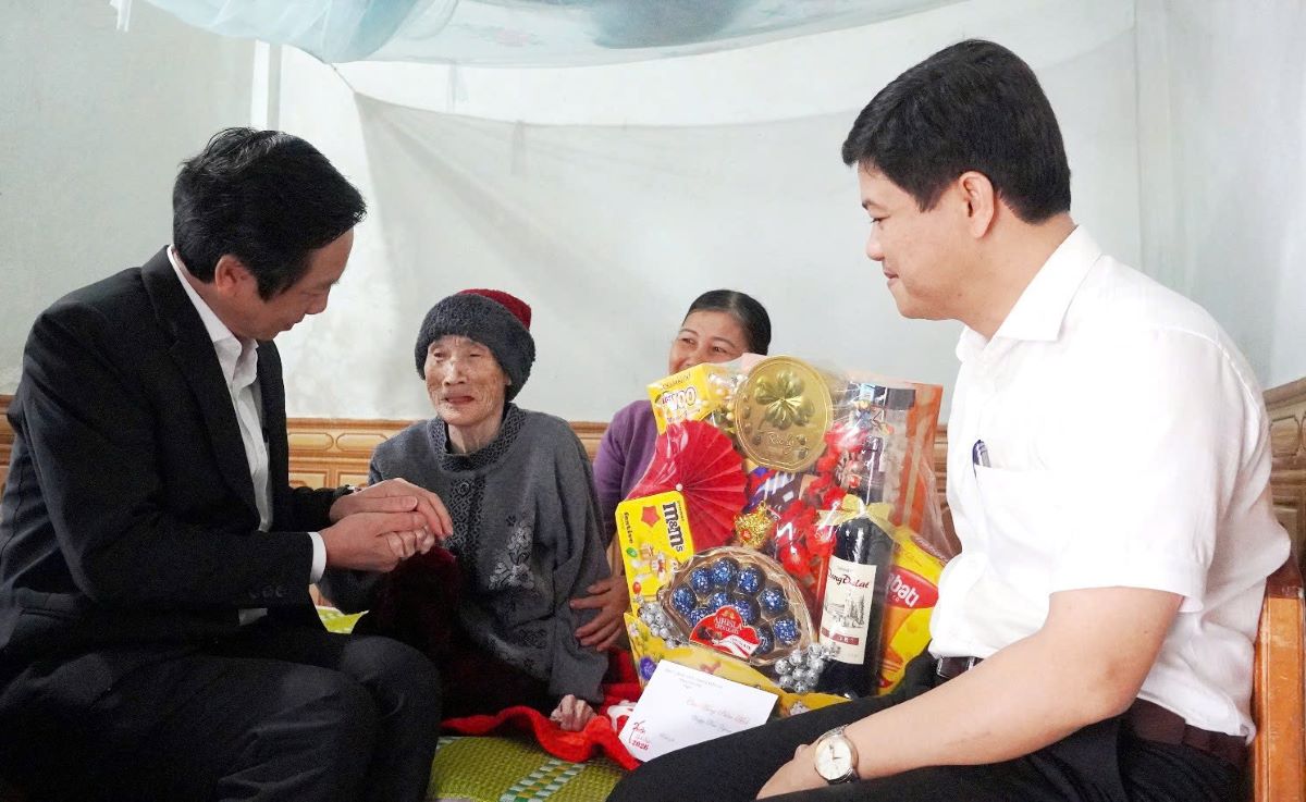 Phó Chủ tịch Thường trực UBND tỉnh Hoàng Nam thăm, tặng quà Tết Mẹ Việt Nam anh hùng Nguyễn Thị Thẻn (SN 1935), tại thôn Cẩm Phổ, xã Gio Linh. Ảnh: H.Thơ