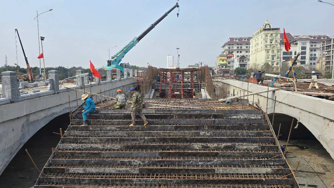 Contractors are mobilizing hundreds of workers and machinery to work overnight to speed up the progress of Trang An bridge. Photo: Dieu Anh
