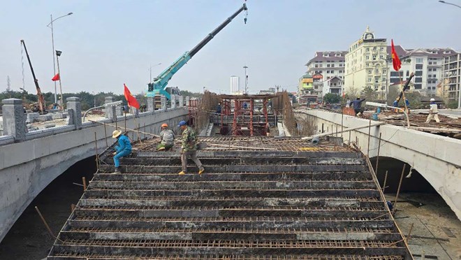 Xuyên đêm trên công trường cầu Tràng An để phục vụ người dân dịp Tết