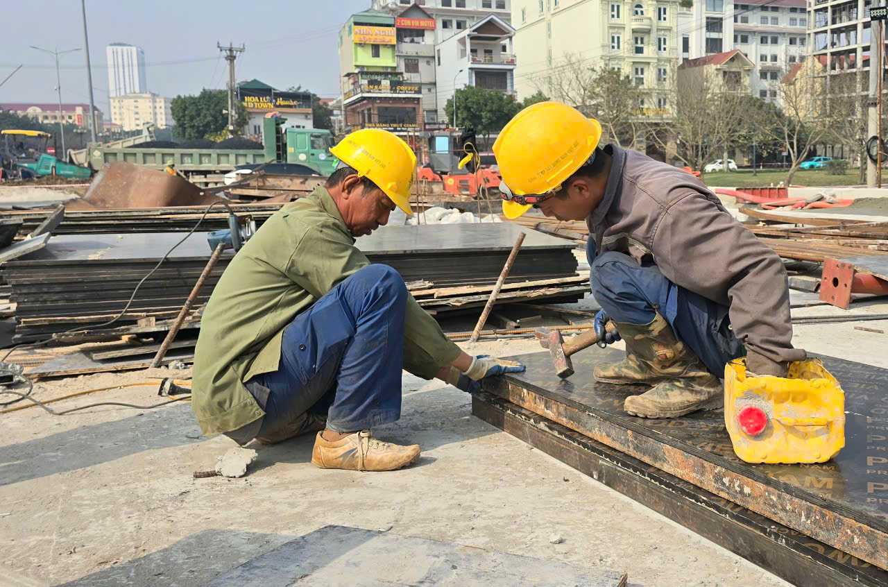 Công nhân thi công trên công trường cầu Tràng An. Ảnh: Diệu Anh