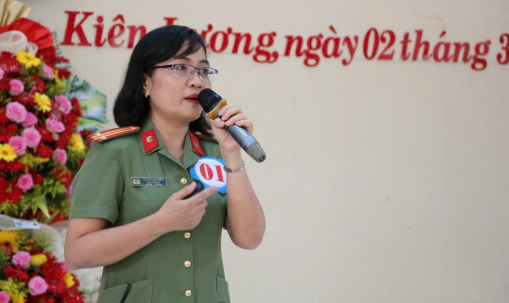 Lieutenant Colonel Vu Thi Thuy Men participates in the Excellent Party Cell Secretary contest. Photo: NVCC