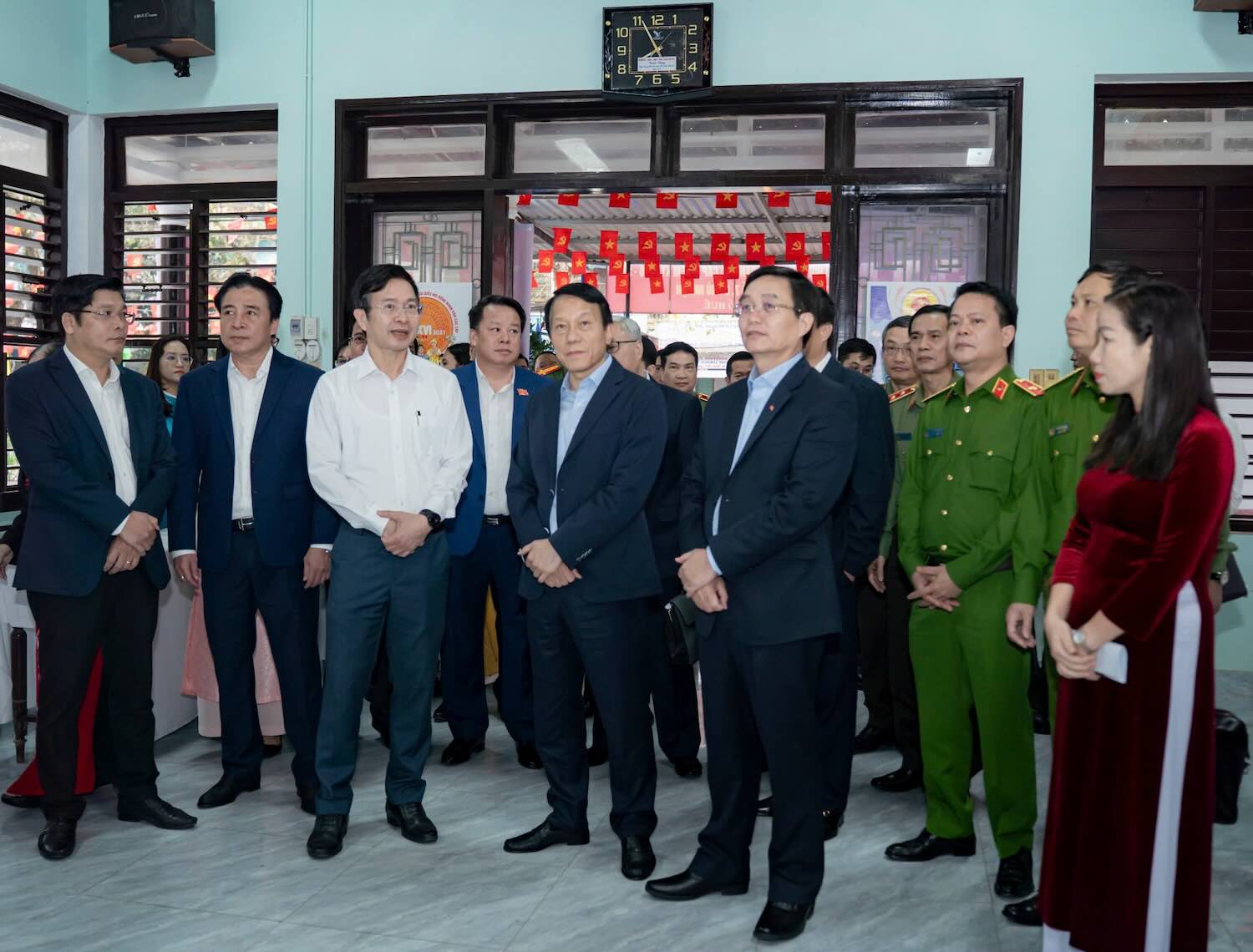 Đoàn giám sát, kiểm tra của Ủy ban Thường vụ Quốc hội đã khảo sát thực tế điểm bầu cử ở phường Thuận Hóa. Ảnh: Ngọc Minh.